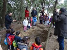 Alumnes escoltant l'explicació sobre les sitges