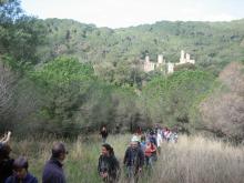 Direcció a Can Giol, al fons el Castell de Santa Florentina