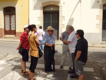 Imatge durant la visita a la Plaça de la Font dels Gossos